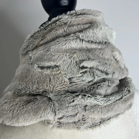 Plush Faux Fur Infinity Scarf Gray Soft Cozy Winter Wrap Boho Luxe Neutral - Picture 6 of 9